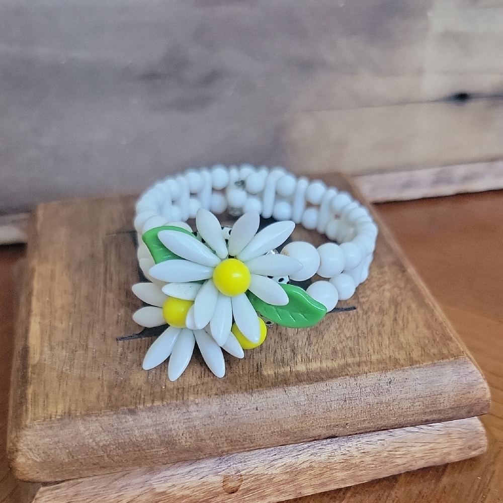 Vintage 1950s murano Milk Glass Braclet